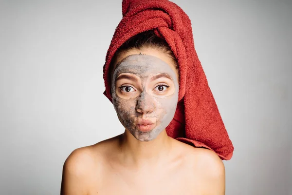 Seorang wanita meletakkan topeng di wajahnya setelah mandi — Stok Foto
