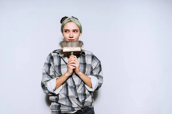 Verrast vrouw met een zaag voor appartement reparaties — Stockfoto