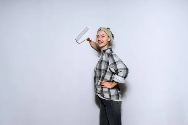 Woman is repairing her apartment colors the walls — Stock Photo, Image