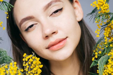 hayran kadın bir arka planda sarı çiçek