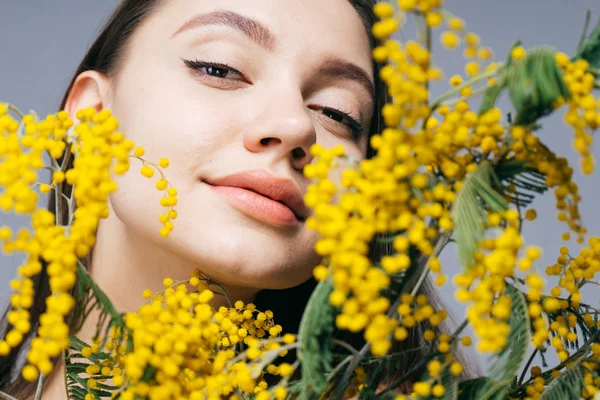 Bela menina russa com buquê de flores — Fotografia de Stock