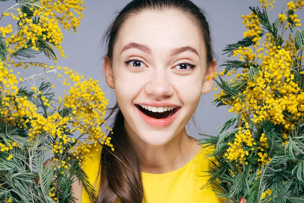 Belle fille russe avec bouquet de fleurs souriant — Photo