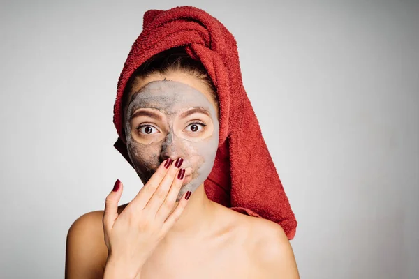 La mujer sorprendida después de la ducha ha puesto la máscara a la cutis — Foto de Stock