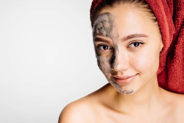沐浴后的女人把面具放在脸上的皮肤上。 — 图库照片