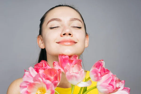 Happy woman holding a bouquet of tulips, on March 8 — Stock Photo, Image