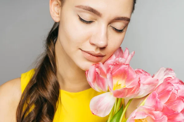 Woman holding a bouquet of flowers, mother's day, March 8 — Stock Photo, Image