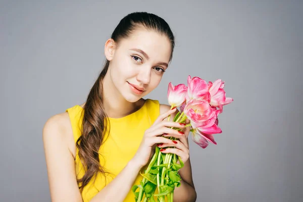 Het verbaasd vrouw met een boeket bloemen, Moederdag, 8 maart — Stockfoto