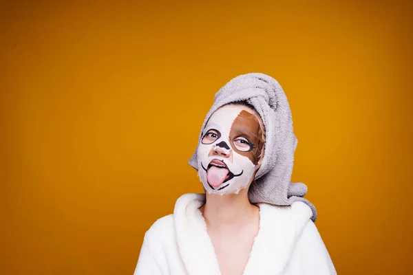 Kvinnan efter dusch appliceras en rengörande mask på hennes ansikte — Stockfoto
