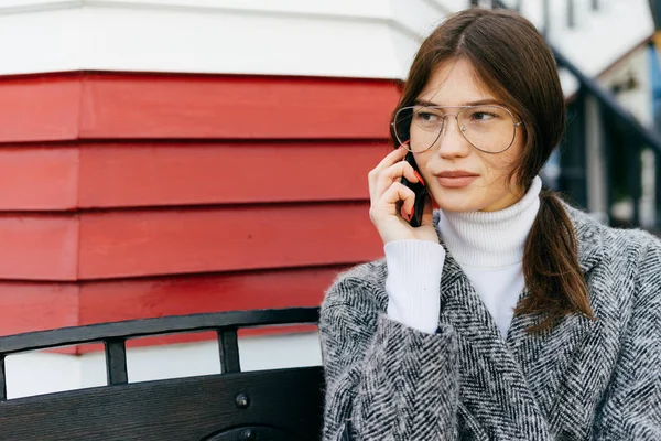 Bella donna che parla al telefono per strada — Foto Stock