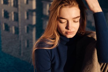 Kapalı gözlerle kameraya poz güzel genç kadın