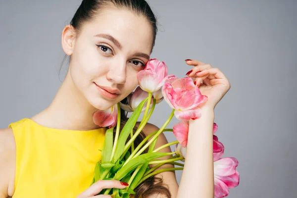 Vrouw met een boeket van tulpen, 8 maart, Moederdag — Stockfoto