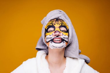 mutlu kadın duştan sonra nemlendirici maske yüzünde koydu