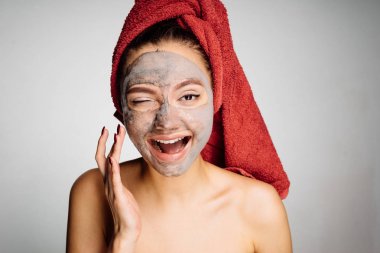 mutlu kadın duştan sonra yüzünde maske koyar