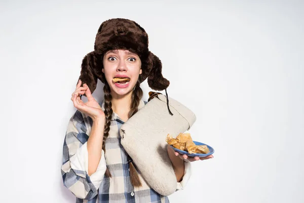 Rus kadın valenki onun elinde tutan ve krep, karnaval yiyor — Stok fotoğraf