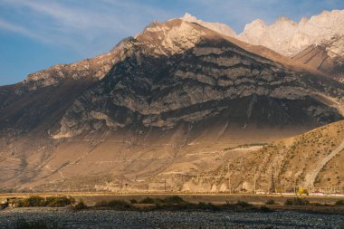 güneşli bir günde, doğa güzel yüksek Dağları