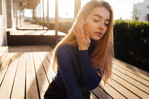 güzel genç kadın, Bahar günü, dinlenme, dinlenme