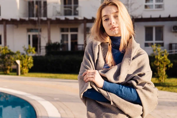 Bella giovane donna, giorno di primavera, riposo, relax, villa — Foto Stock