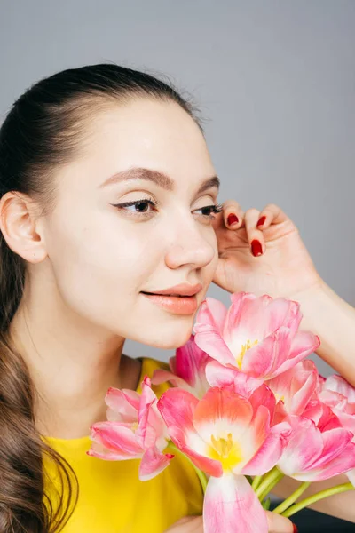 bir buket çiçek elinde tutan ve uzak 8 Mart, anneler günü seyir dalgın güzel kadın