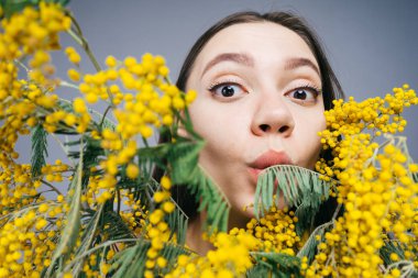 güzel kadın bir arka planda sarı çiçek poz