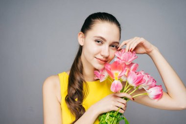 bir buket çiçek elleri, anneler günü, kadınlar günü tutan hayran kadın.