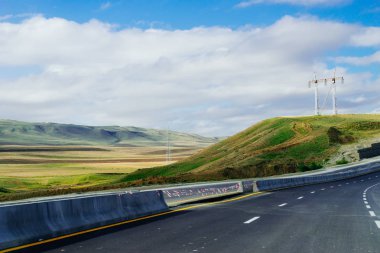 güneşli bir günde doğa arka plan üzerinde izlemek
