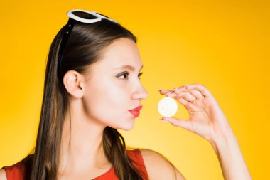 Kripto para birimi hakkında düşünme bir altın bitcoin tutan güzel kendine güvenen genç kız