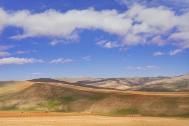 dağ yamaçları ve tepeler mavi gökyüzünün altında