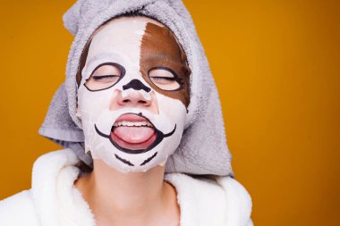 bir duş bir köpek şeklinde yüzü nemlendirici maske koyar sonra bir kadın