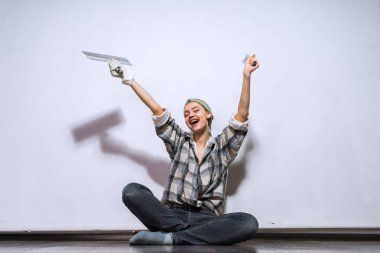 kız yere oturur, bir spatula, onarım tutar