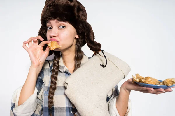 Rus kadın krep, beyaz zemin üzerine, karnaval yeme — Stok fotoğraf