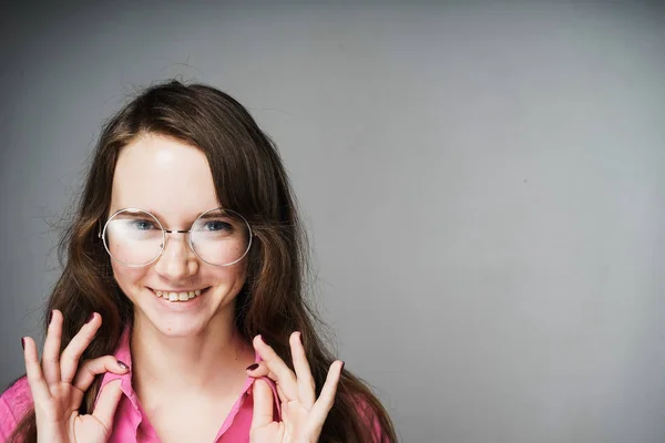 Glückliche Frau mit Brille, Büroangestellte auf grauem Hintergrund — Stockfoto