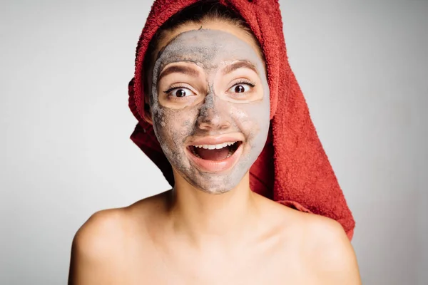 La mujer feliz después de la ducha se aplica una máscara limpiadora en la cara — Foto de Stock