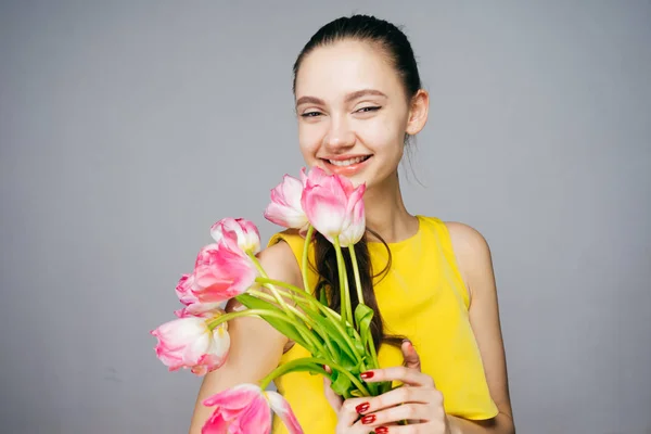 Gelukkige vrouw met een boeket bloemen in haar handen, Moederdag, Vrouwendag, 8 maart — Stockfoto