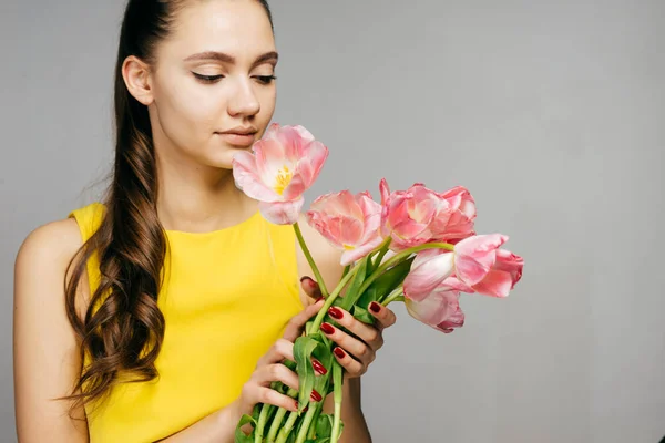 Vrouw met een boeket bloemen in haar handen, Moederdag, Vrouwendag, maart 8 — Stockfoto