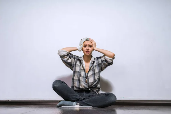 In de war, verdrietig vrouw zittend op de vloer, appartement reparatie — Stockfoto