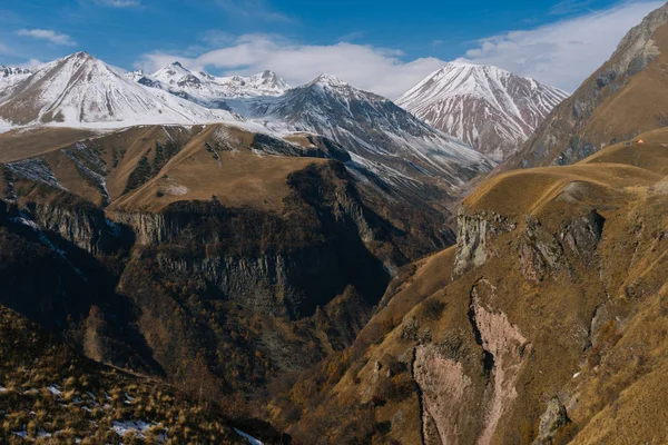 白雪覆盖的群山, 蓝天下 — 图库照片