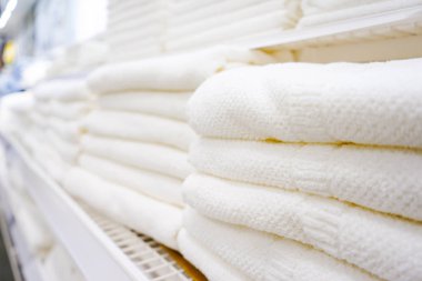 birçok banyo havlusu mağaza raflarında bulunmaktadır