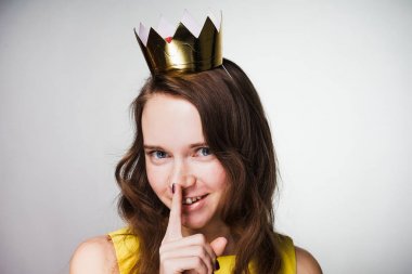 kadın bir parmak için dudaklarını koydu