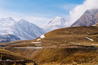 Beyaz kar, alanları ile kaplı yüksek Dağları