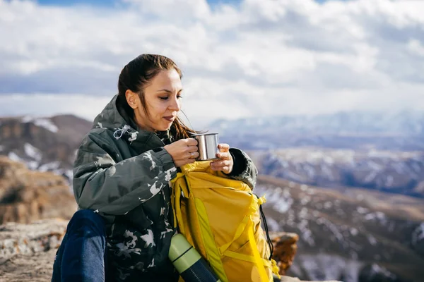 Дівчина подорожує горами, п'є гарячий чай — стокове фото