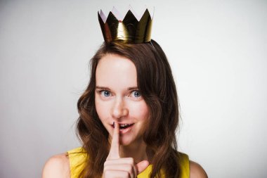 Kız bir parmak dudaklarını altın bir taç koydu. 