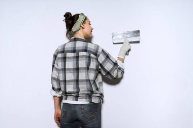 Kız Oluşturucu duvarlar bir spatula ile hizalar.