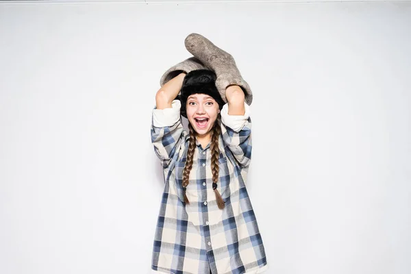 Chica rusa en un sombrero de piel caliente sostiene botas de invierno — Foto de Stock