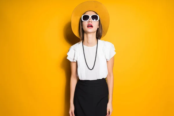 Lány a napszemüveg és a nagy ruha pózol — Stock Fotó