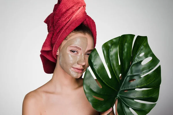 Meisje een klei masker toegepast op de helft van haar gezicht — Stockfoto