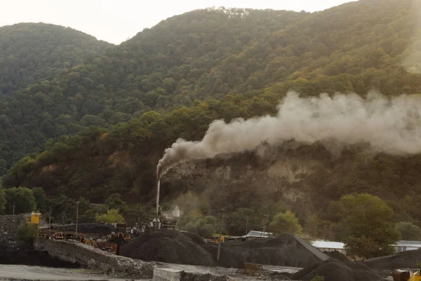 Górnictwa węgla na tle góry — Zdjęcie stockowe