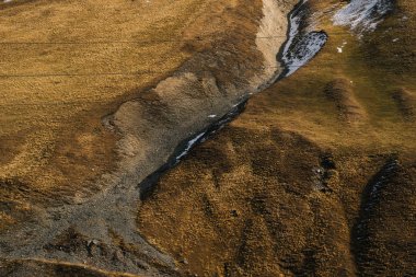 Yukarıdan sarı dağ yamaçlarında görüntülemek
