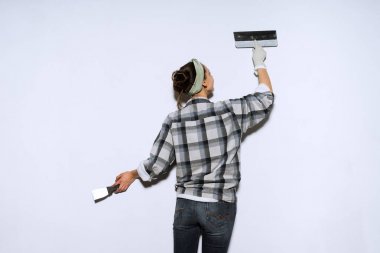 duvarlar bir spatula ile tesviye kadın Oluşturucu