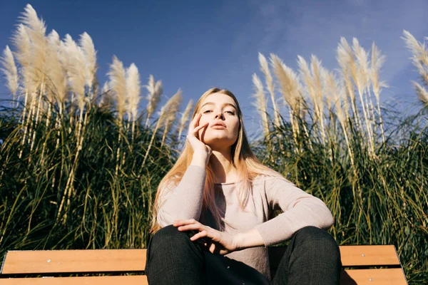 Lány pózol a szabadban, a kék ég háttér — Stock Fotó