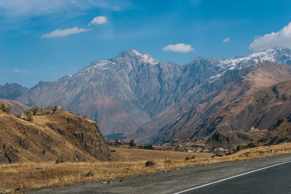 Dağlar gökyüzü, sarı alanlar ve tepelerin altında — Stok fotoğraf